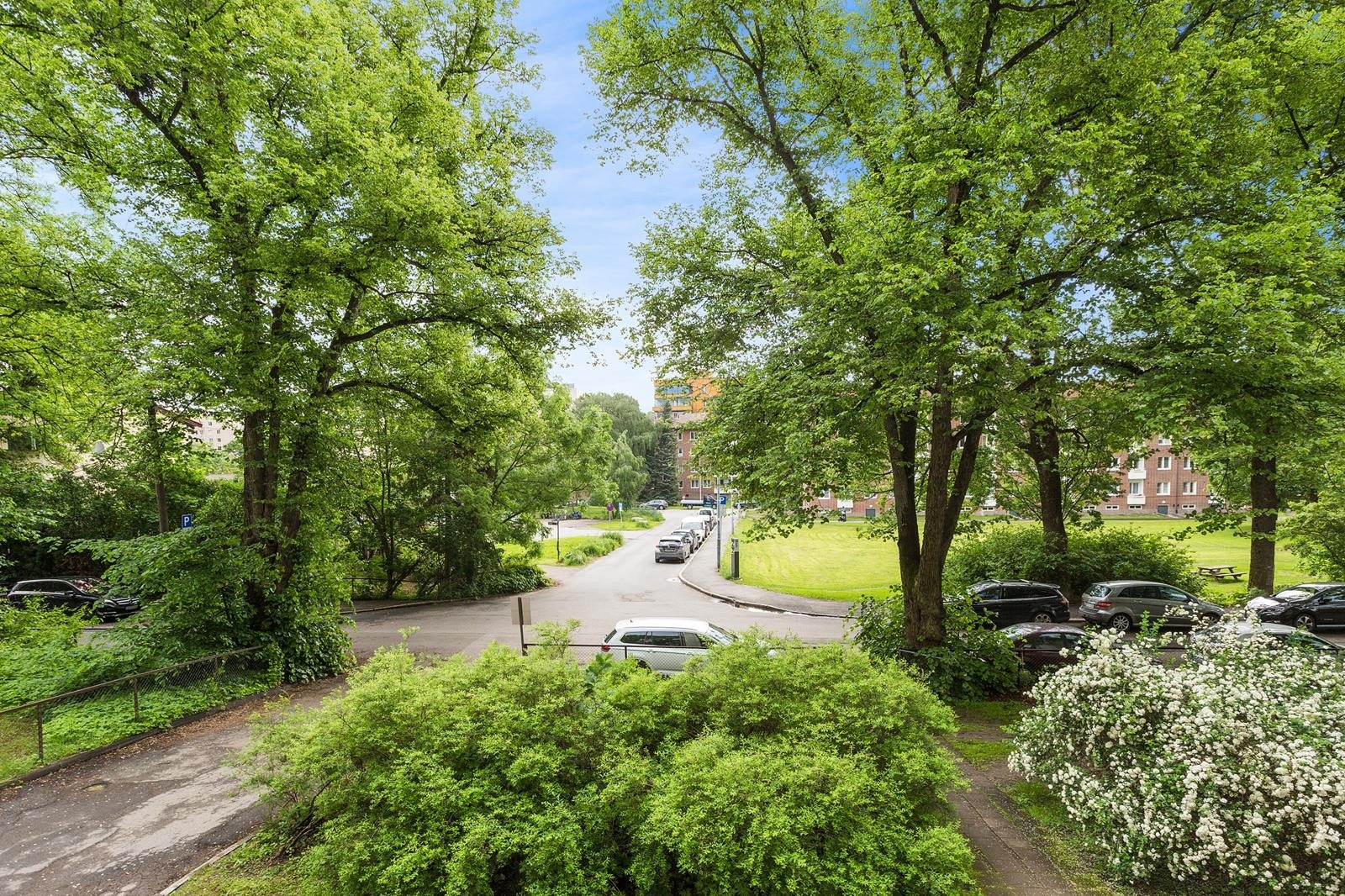 Usikt fra soverommet mot rolig gate Galleribilde