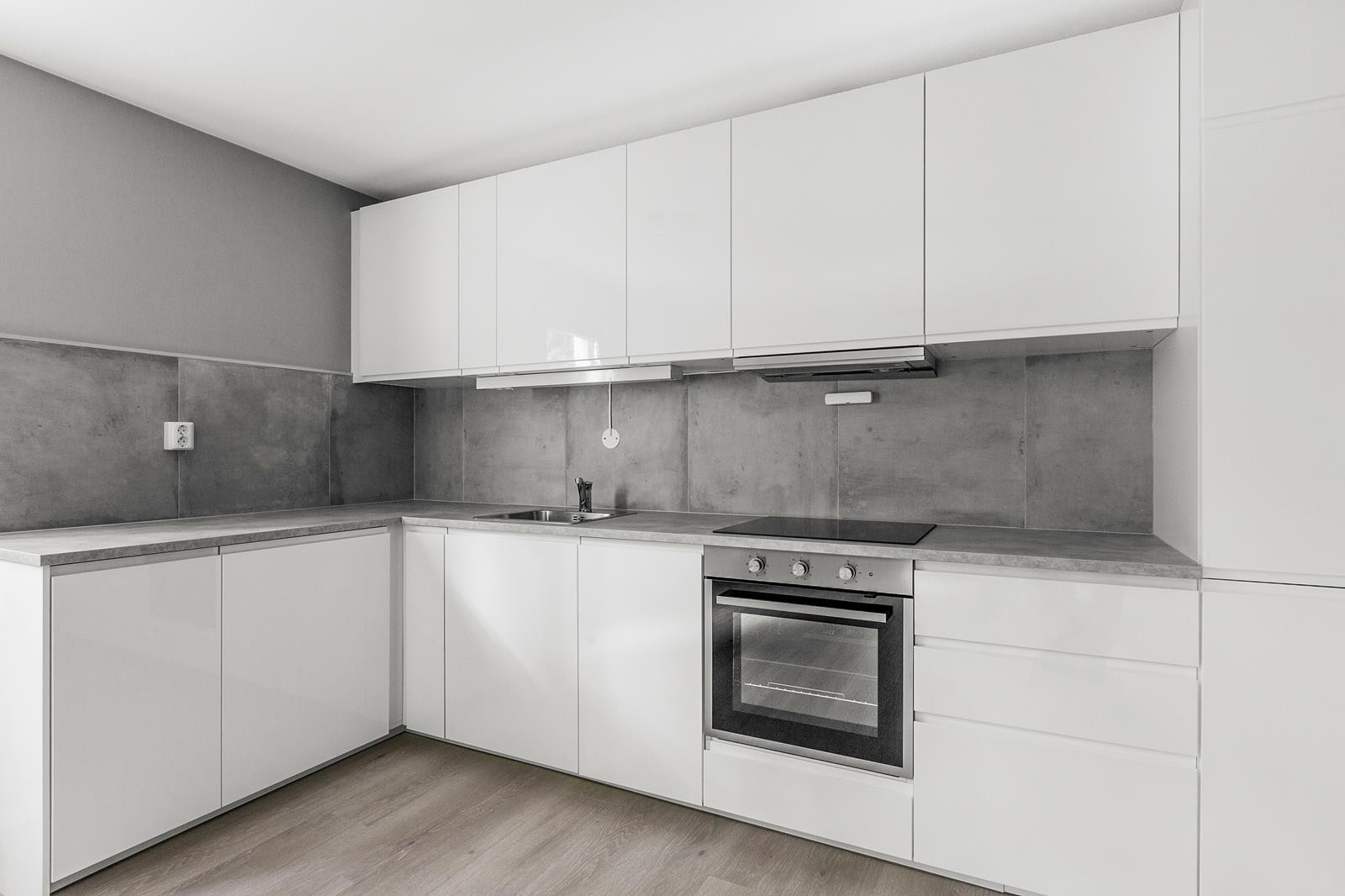 Kjøkken med alle hvitevarer integrert Galleribilde