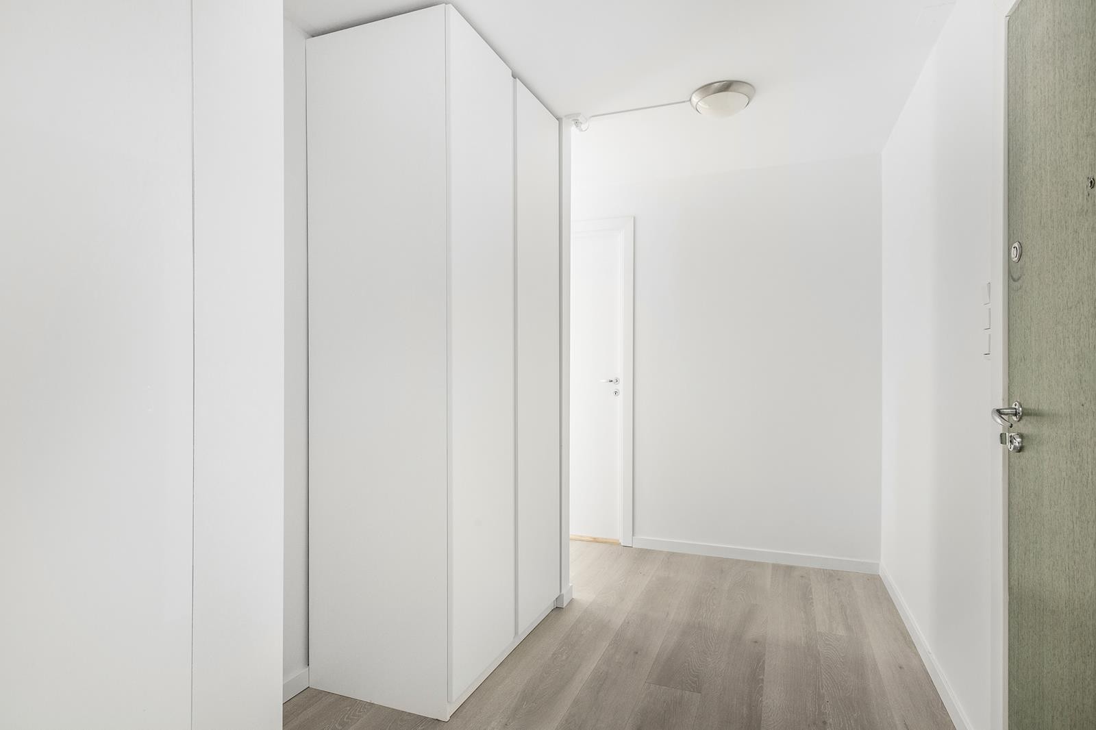 Entré med garderobeskap Galleribilde