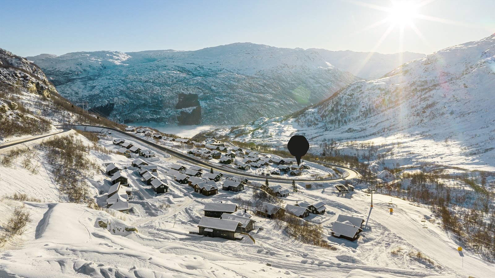 I høysesongen prepareres det normalt langrennsløype mot Røldalssåto, 1 422 m.o.h (ca 10 km hver vei). I tillegg kjøres det langrennsløype inn i Seljestadjuvet. Andre langrennsløyper finner du i Valldalen og i Røldal sentrum. Galleribilde