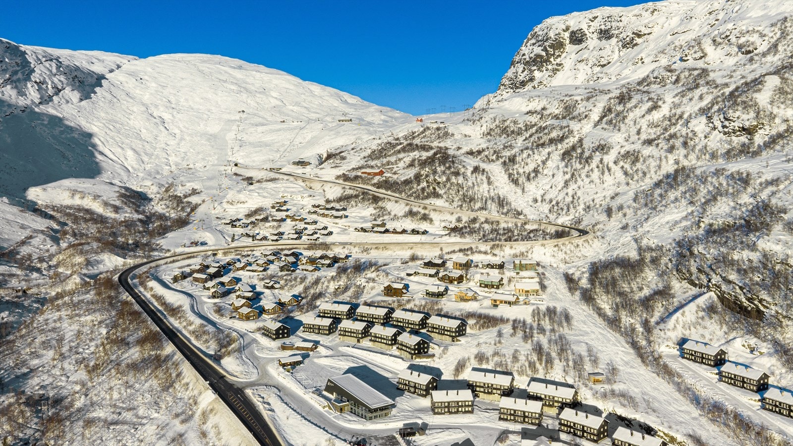 E134 legges nå om, noe som etterhvert vil redusere trafikken i nærområdet - Når den nye traséen står ferdig (planlagt innen slutten av 2030) vil trafikkmengden i området reduseres betraktelig. Galleribilde