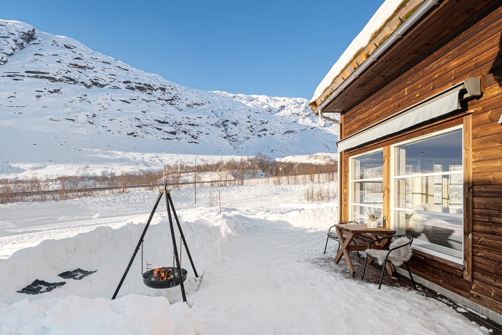 Fra stuen er det utgang til stor terrasse mot syd og vest. Det er montert utebelysning og markise. Galleribilde