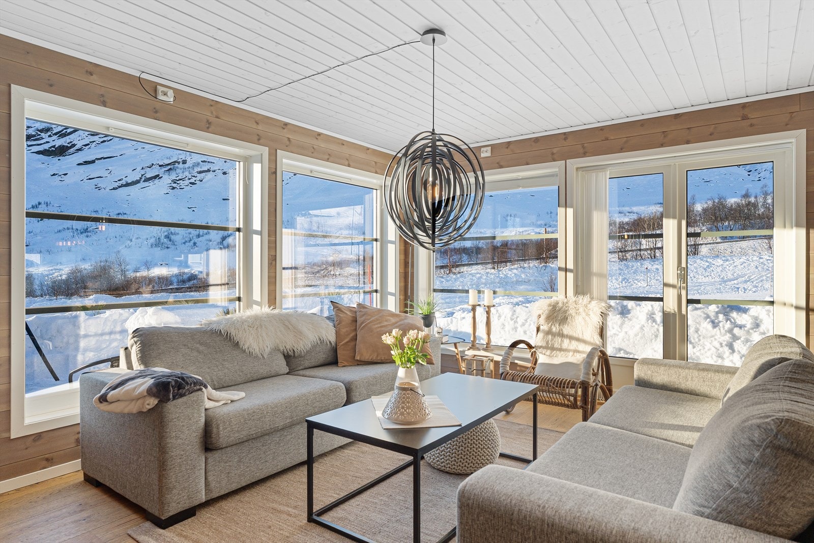 Rause vindusflater gir godt med naturlig lys. Fri og flott utsikt mot majestetiske fjell! Galleribilde