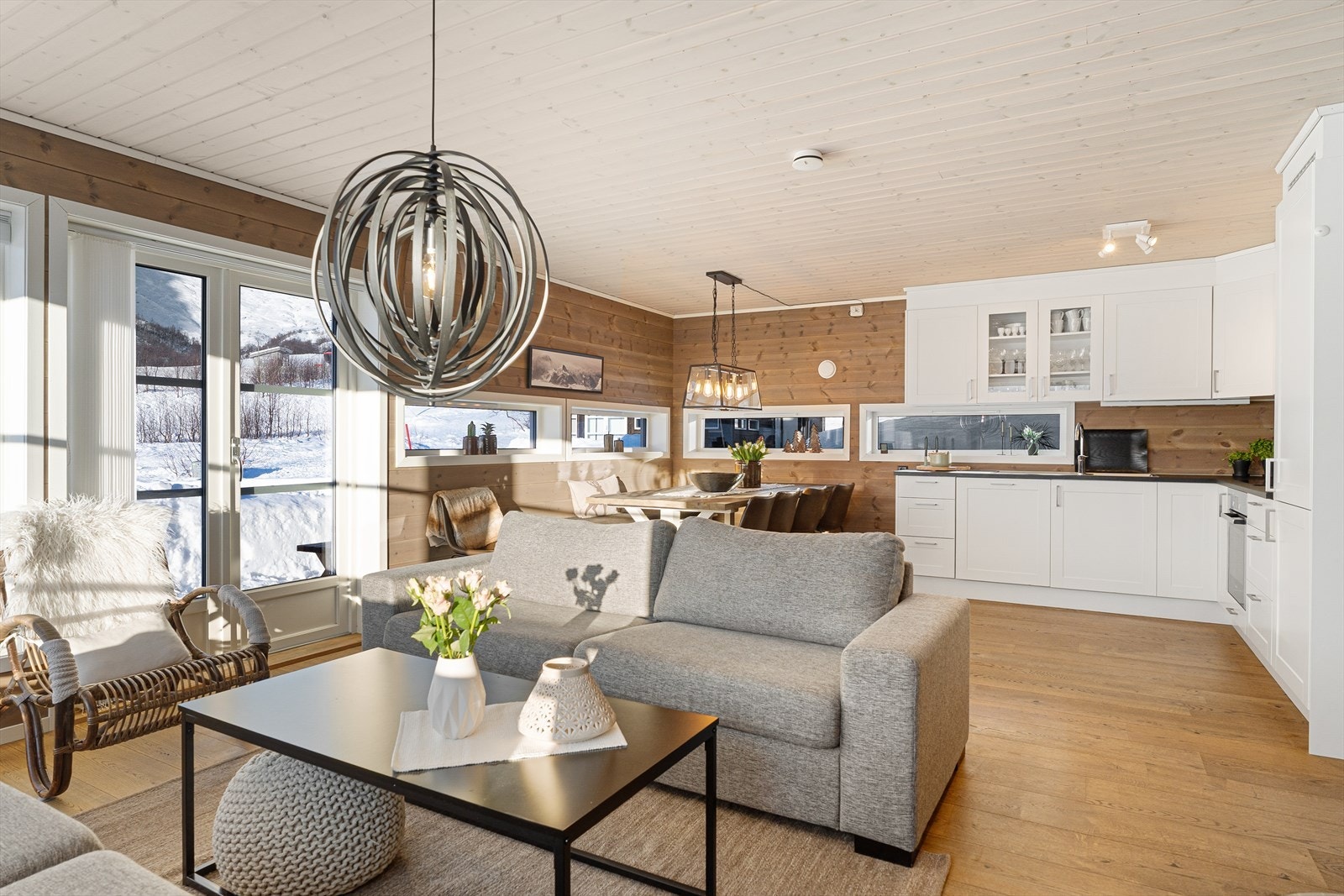 Rommet har flere innredningsmuligheter og god plass til både sofa og spisegruppe. Galleribilde