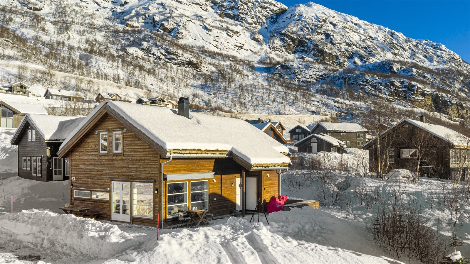 Hytten inneholder 5 soverom, luftig hovedstue/kjøkken, romslig loftstue, 2 bad, entré/gang og stor bod/vaskerom med adkomst både utenfra og innendørs. Galleribilde