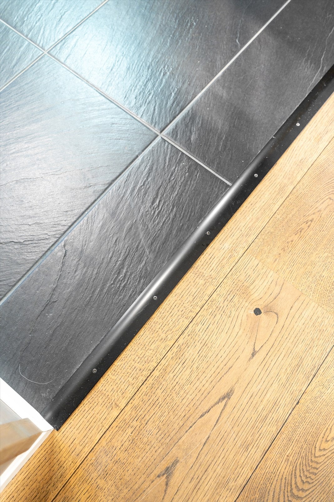 Flislagt del av gulv har gulvvarme. Galleribilde