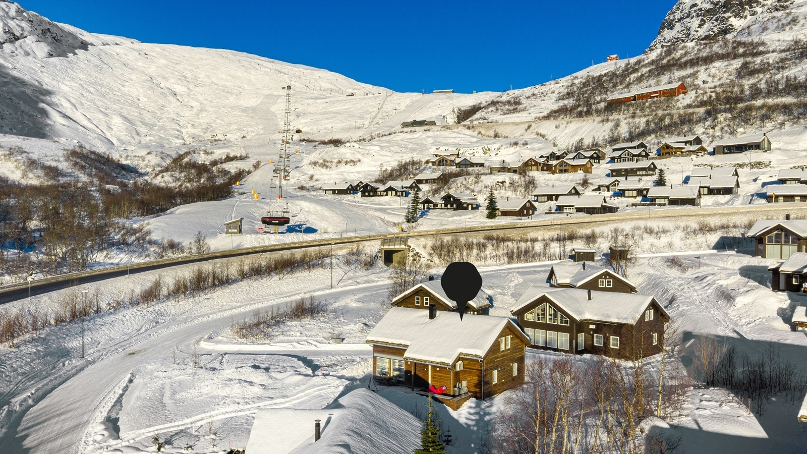 Røldal Skisenter har off-piste muligheter i særklasse og er således svært populært blant frikjørere. Grunnet den unike høyfjellsnaturen, vil antallet nedfarter variere, men det er normalt ca 12 nedfarter, med samlet lengde på ca. 15 km. Galleribilde