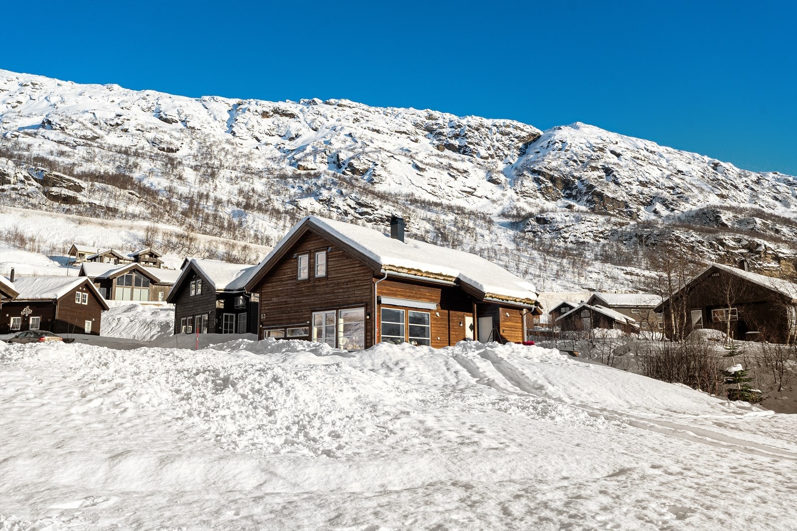 Velkommen til Myklastøl 53 - En moderne og innholdsrik hytte med super beliggenhet i Håradalen, like nedenfor skitrekket i Røldal Skisenter. Ski in/out i ordets rette forstand! Galleribilde