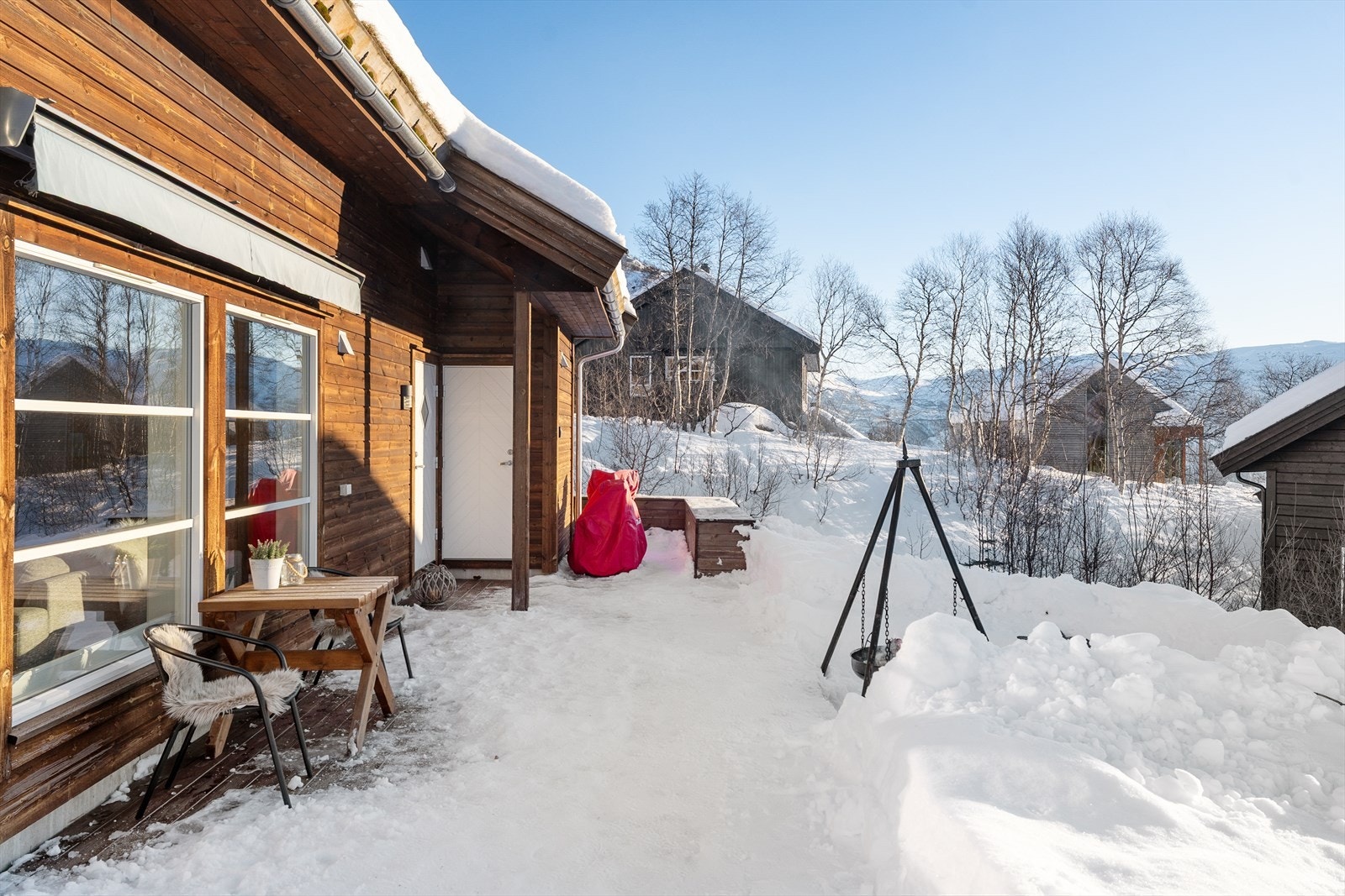 Meget trivelig inngangsparti med adkomst fra den store terrassen. Ved inngangspartiet er det også bi-inngang til en svært romslig og praktisk bod. Galleribilde
