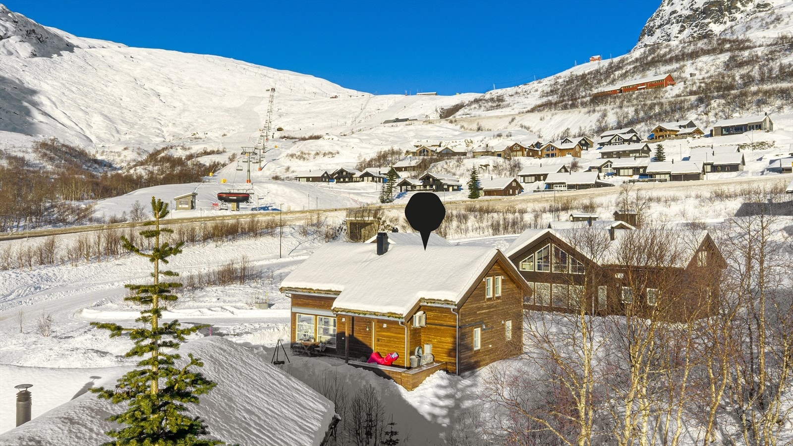 Fra eiendommen har en flott utsikt mot Røldalsfjellet. Enkel adkomst til trekket/stolheisen via tunell under hovedveien. Du er i bakken i løpet av få minutter! Galleribilde