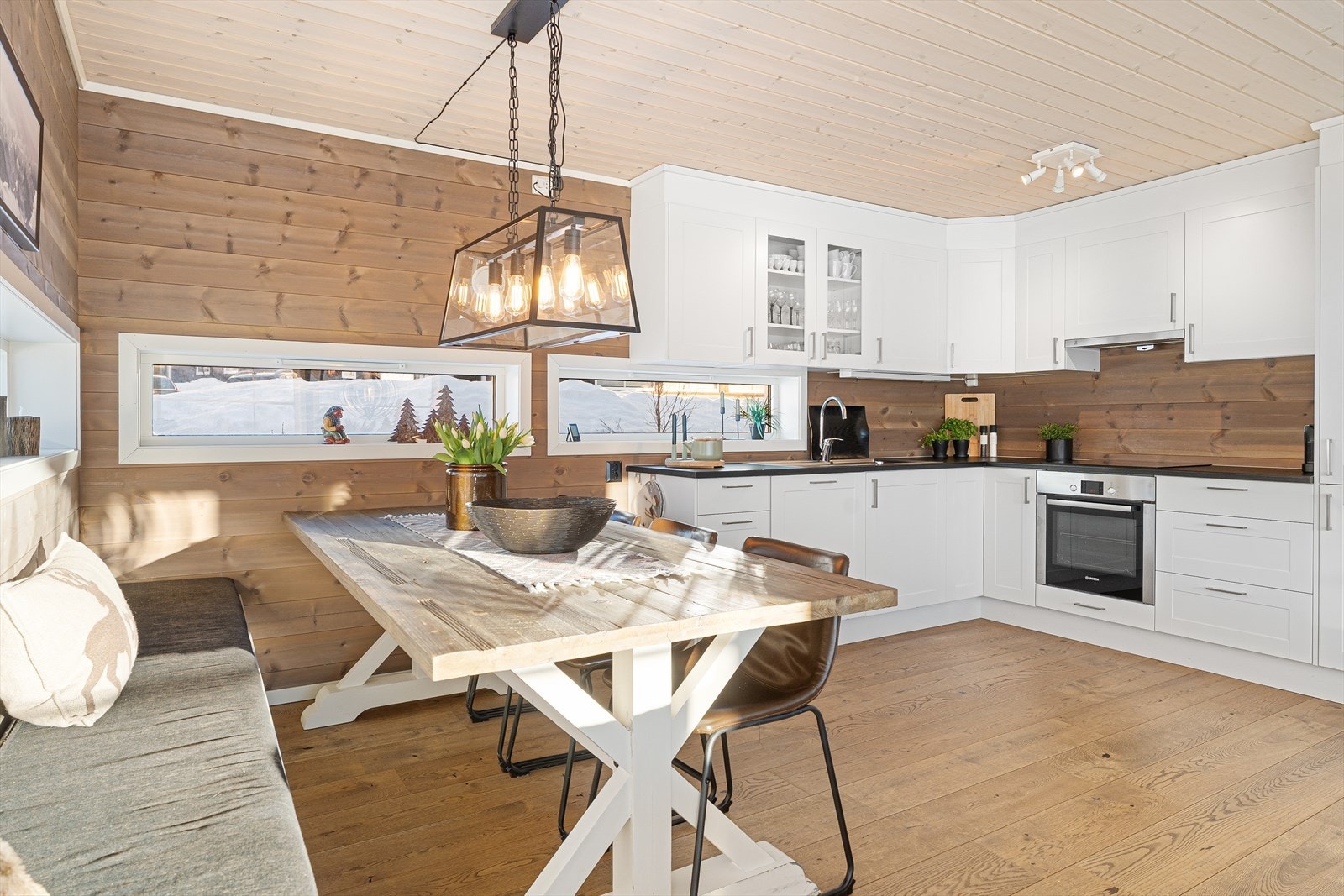 Tidsriktig kjøkken med god oppbevarings- og arbeidsplass. Kjøkkeninnredningen har slette fronter og benkeplate av laminat. Galleribilde