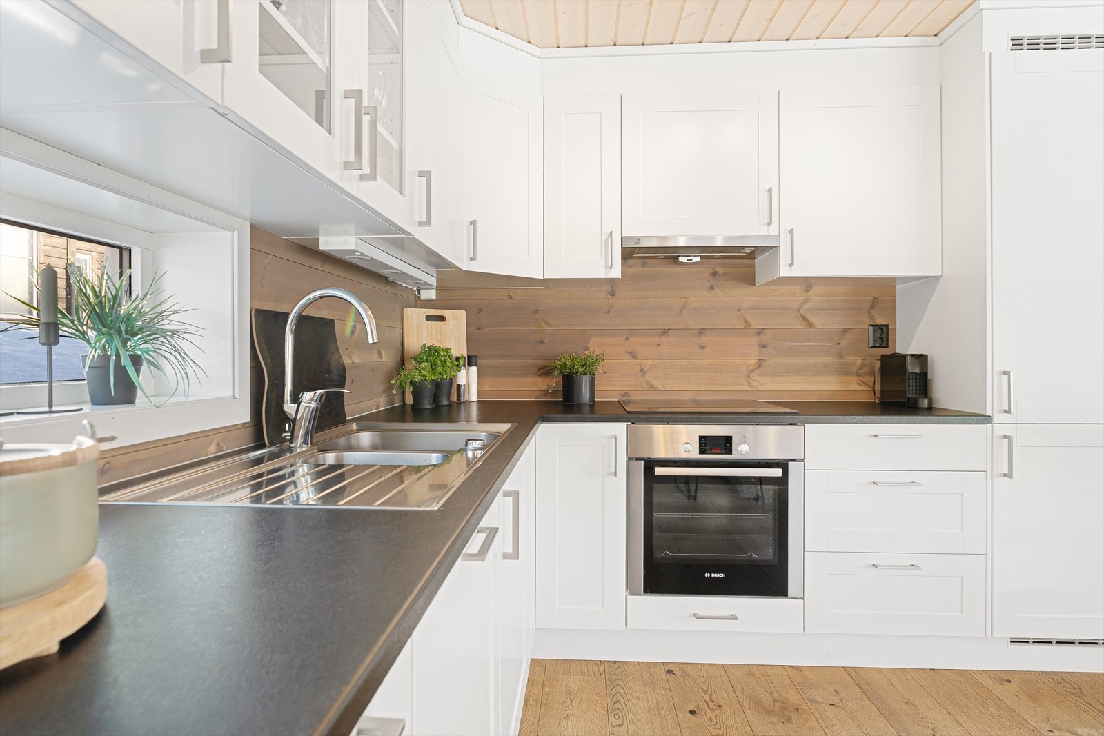 Kjøkkenet har integrerte hvitevarer i form av stekeovn, koketopp, kjøl/frys og oppvaskmaskin. Galleribilde