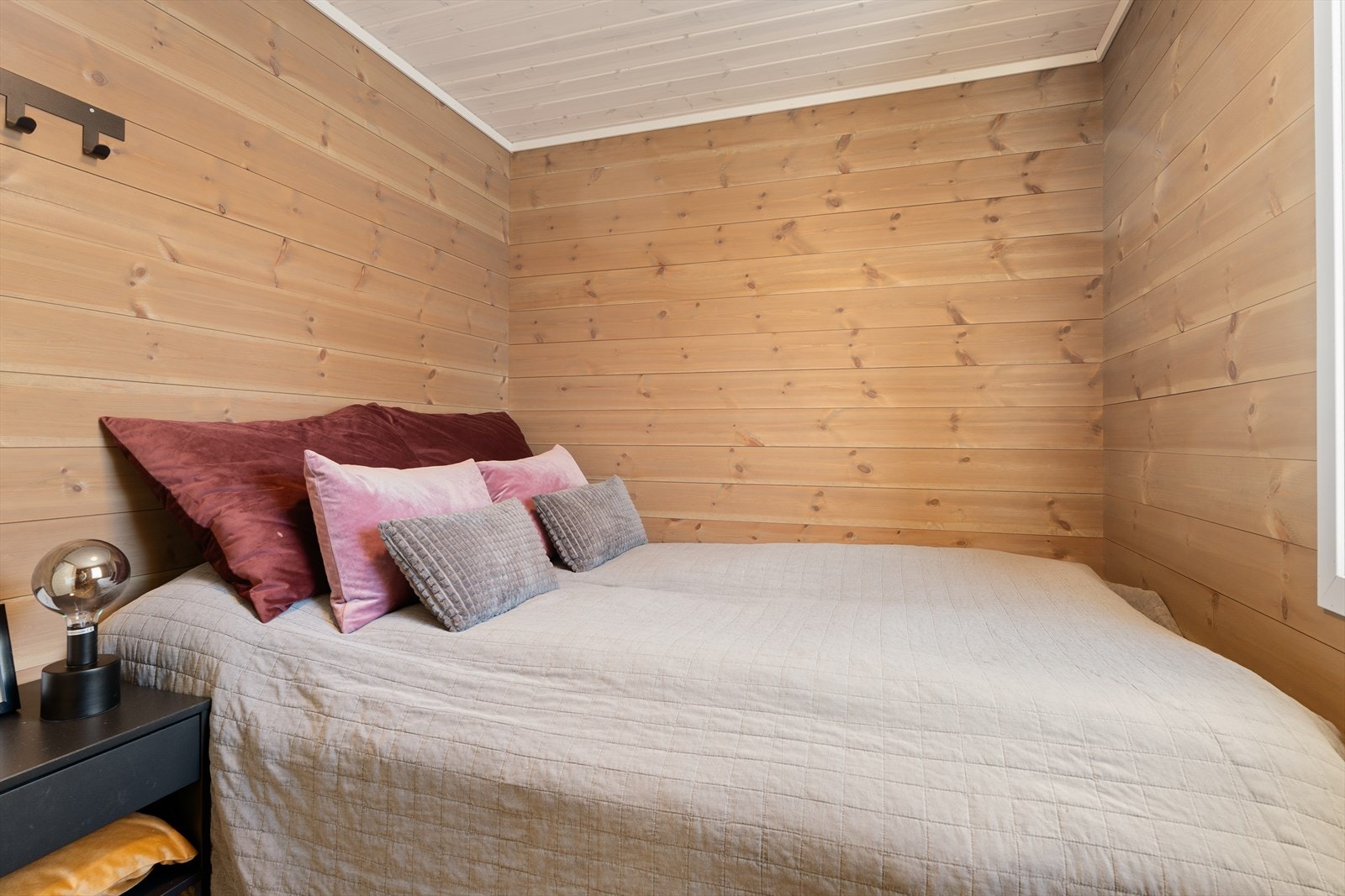 Hytten har til sammen 5 soverom, hvorav tre i 1. etasje og to i loftsetasjen - Med andre ord god dekning både for kjernefamilien og eventuelle gjester. Galleribilde