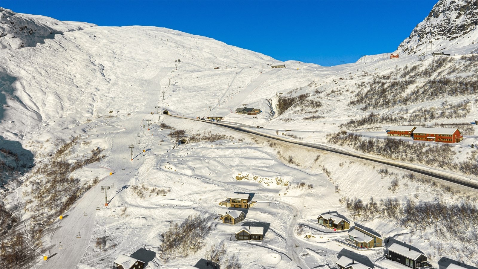 Anlegget har varmestuer, skiutleie, skiskole og verksted for ski og snowboard. Galleribilde