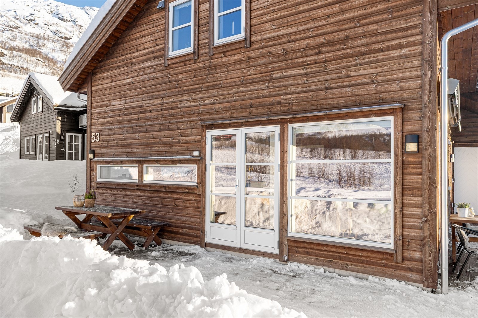 Terrassen har et areal på ca 60 m2. Rikelig med plass til utemøbler og bålpanne. Galleribilde