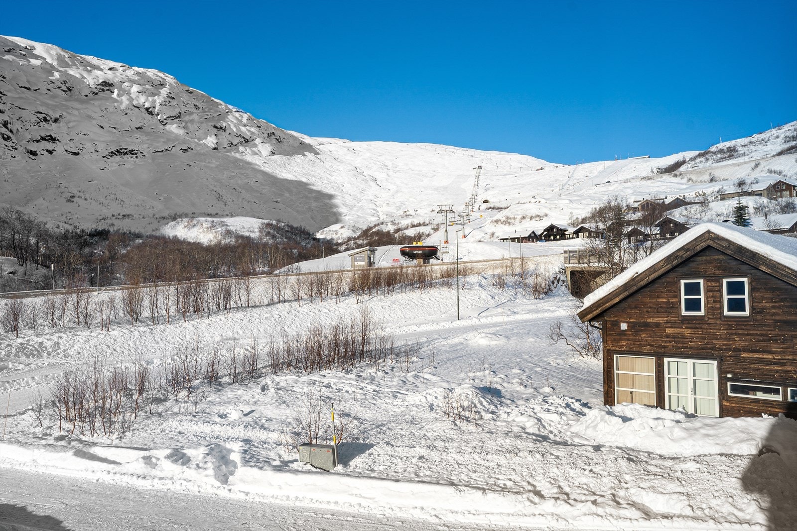 Fra en av Norges høyestliggende baseområder, bringer syv heiser deg helt opp til ca. 1.300 m.o.h. Nesten hele skisenteret ligger over tregrensen, slik at du ikke er bundet til trange traséer i skogen, men kan boltre deg i fjellet. Galleribilde