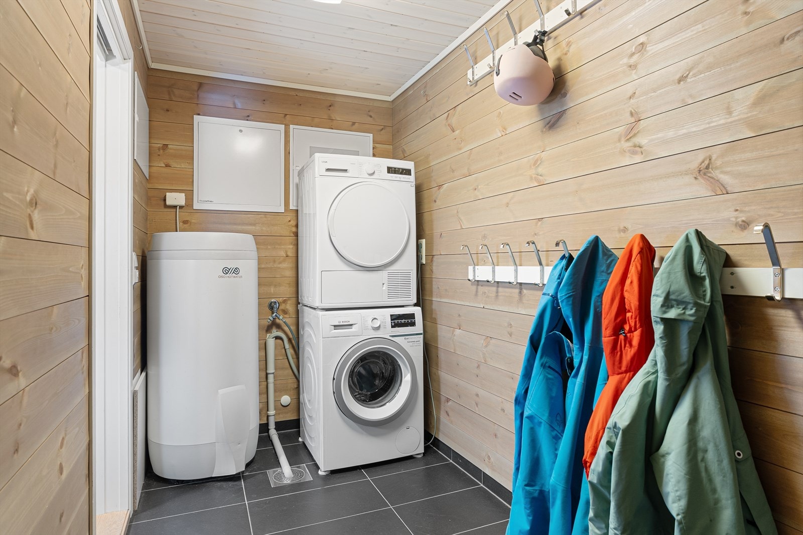 Stor og praktisk bod/teknisk rom med god plass til ytterklær og skiutstyr. Opplegg for vaskemaskin. Boden har adkomst via bi-inngang ved inngangspartiet, samt innvendig fra entré/gang. Galleribilde