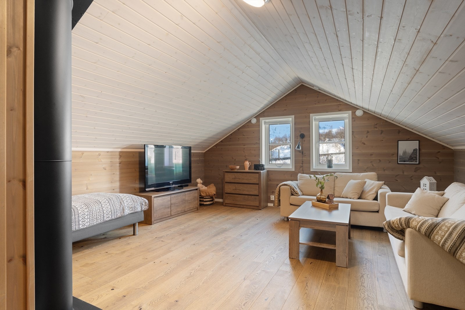 Her finner dere en koselig loftstue av god størrelse, samt to soverom og bad. Galleribilde