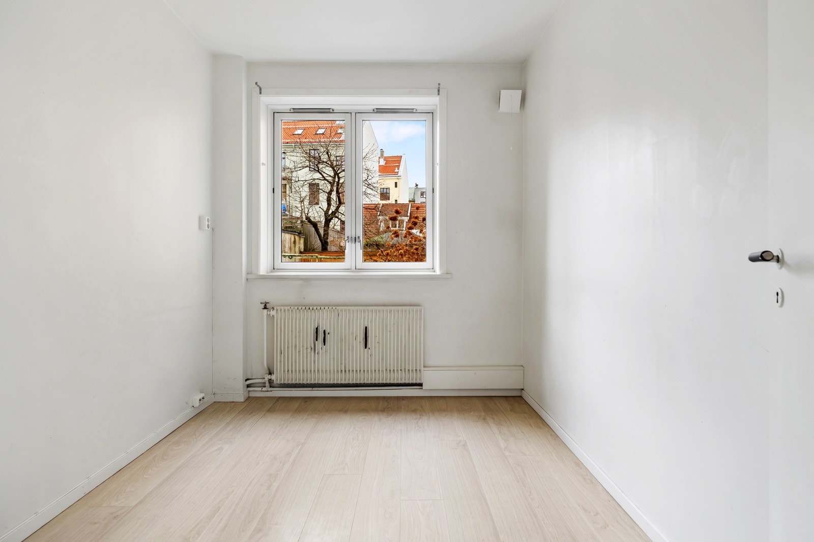 Leilighetens soverom har plass til seng og skap Galleribilde