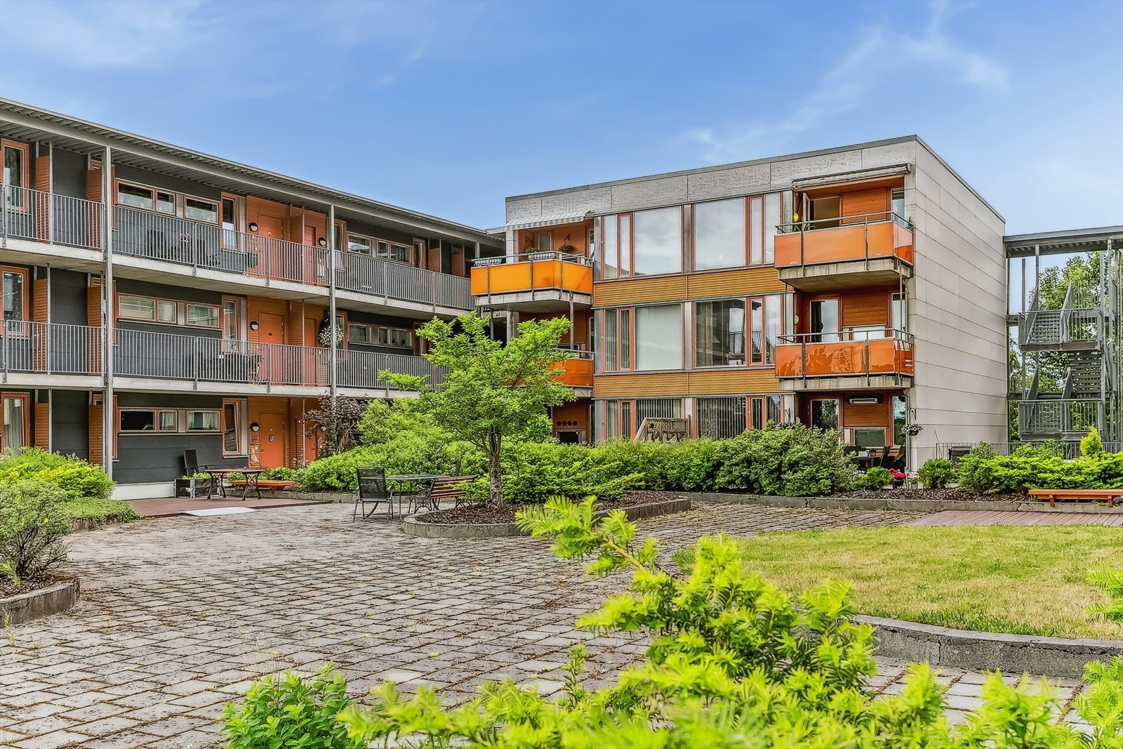 Felles festet eiendomstomt for sameiet. Tomten er opparbeidet med plenareal, gårdsplass/parkeringsplass, samt diverse prydbusker/beplantning. Galleribilde