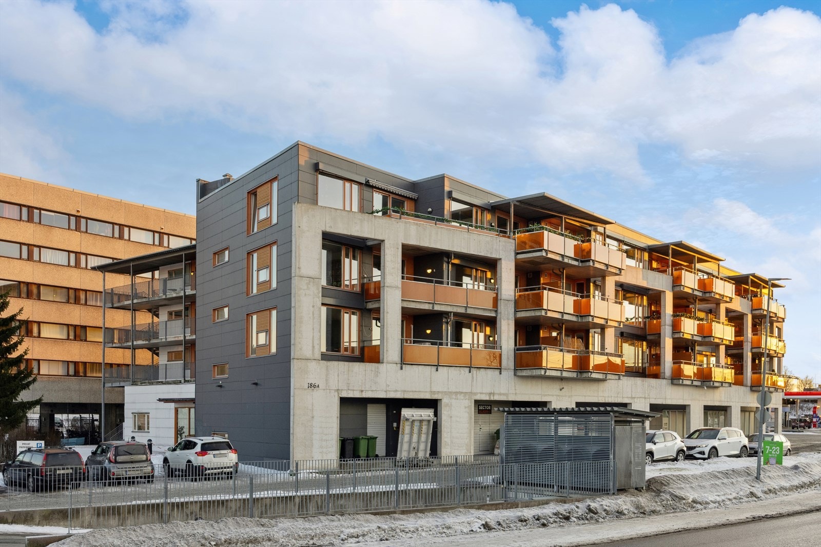 Brøsetvegen 186A befinner seg sentralt til på Moholt med umiddelbar nærhet til fasiliteter som dagligvarebutikker, treningssenter, Moholtsenteret og bussholdeplasser. Galleribilde