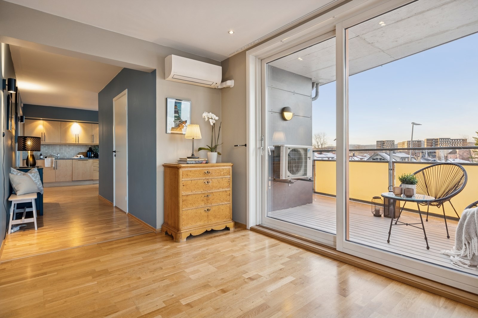 Fra stuen er det direkte utgang til leilighetens veranda. Galleribilde