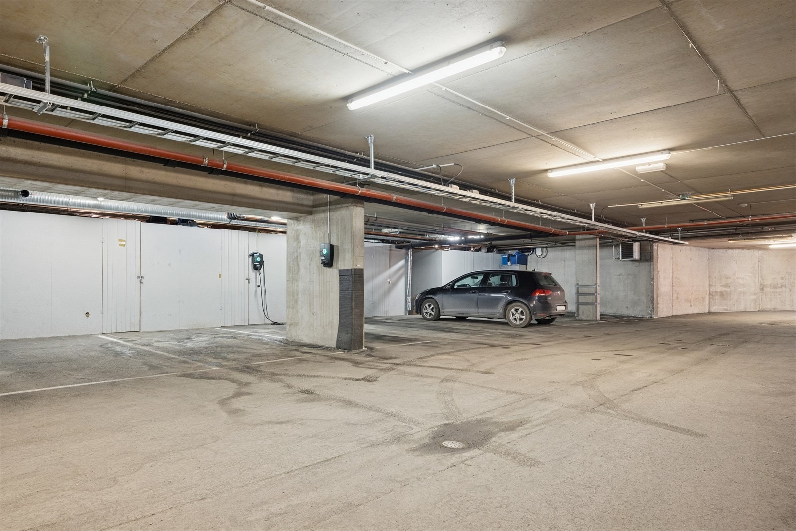 Leiligheten disponerer en egen parkeringsplass i parkeringskjelleren. Galleribilde