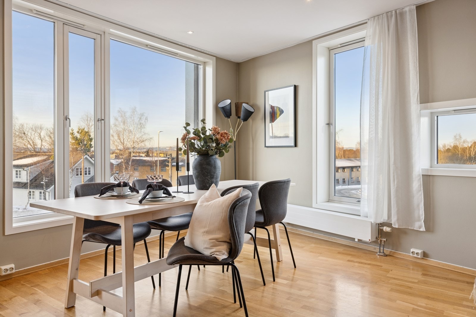 Spisestuen er naturlig integrert i den åpne løsningen, med god plass til et fullt spisebord - perfekt for både hverdagsmåltider og gjestemiddager. Galleribilde