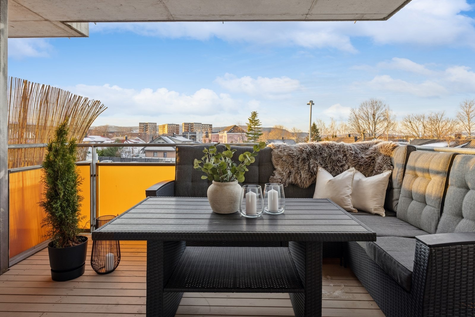 Vestvendt balkong som måler omtrent 22 kvm med gode sol- og utsiktsforhold. Galleribilde