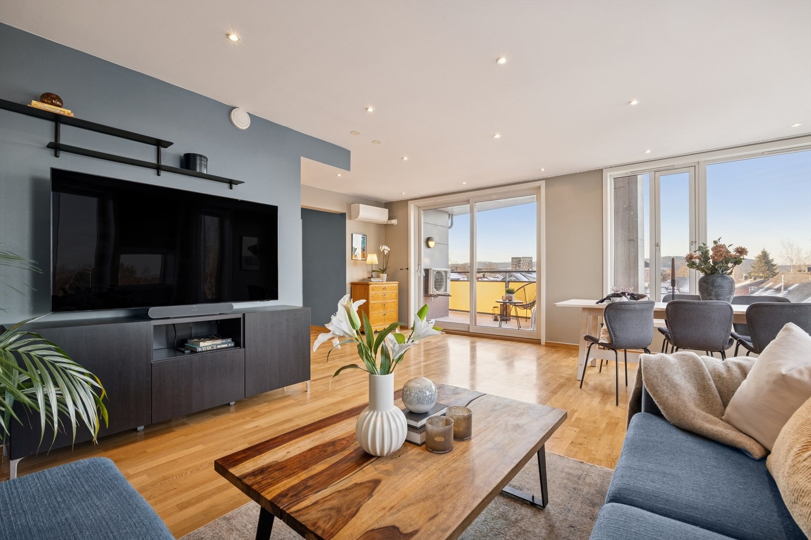 Den åpne planløsningen gir god plass til både avslapning og sosiale soner. Alle rom er malt i tidsriktige farger. Galleribilde