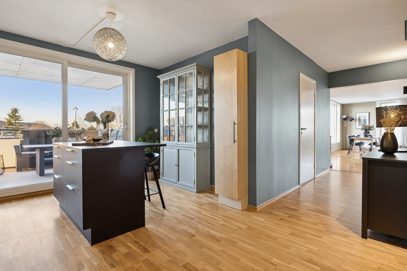 Det er også utgang til balkongen fra kjøkkenet. Galleribilde