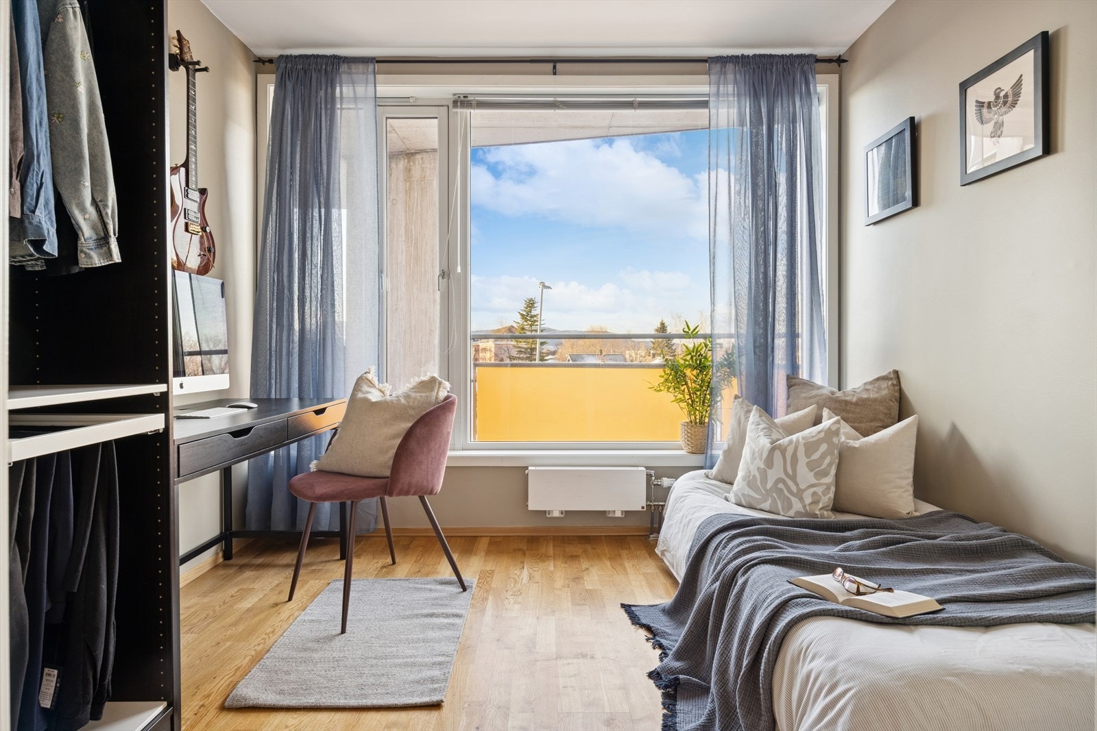 Lyst og luftig soverom på 8,5 kvm, med plass til dobbeltseng, tilhørende nattbord og ønsket garderobeløsning. Galleribilde