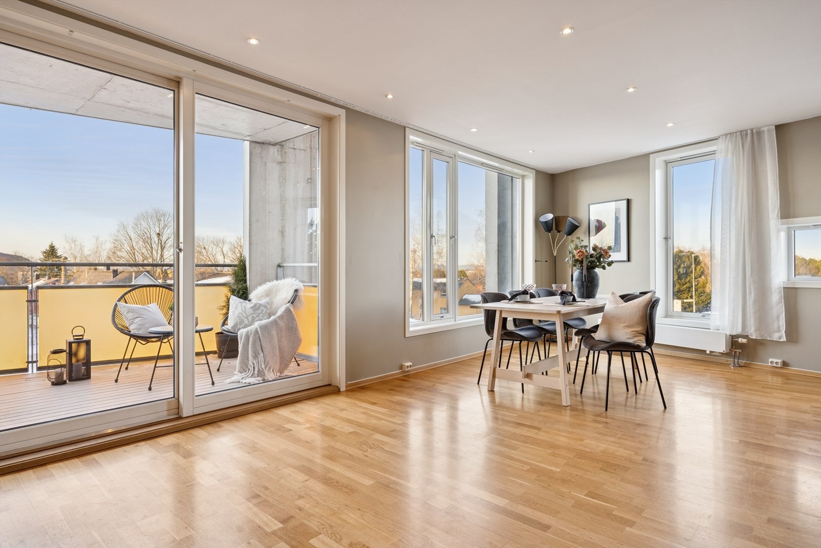 Flere store vindusflater slipper inn rikelig med dagslys og skaper en behagelig atmosfære. Galleribilde