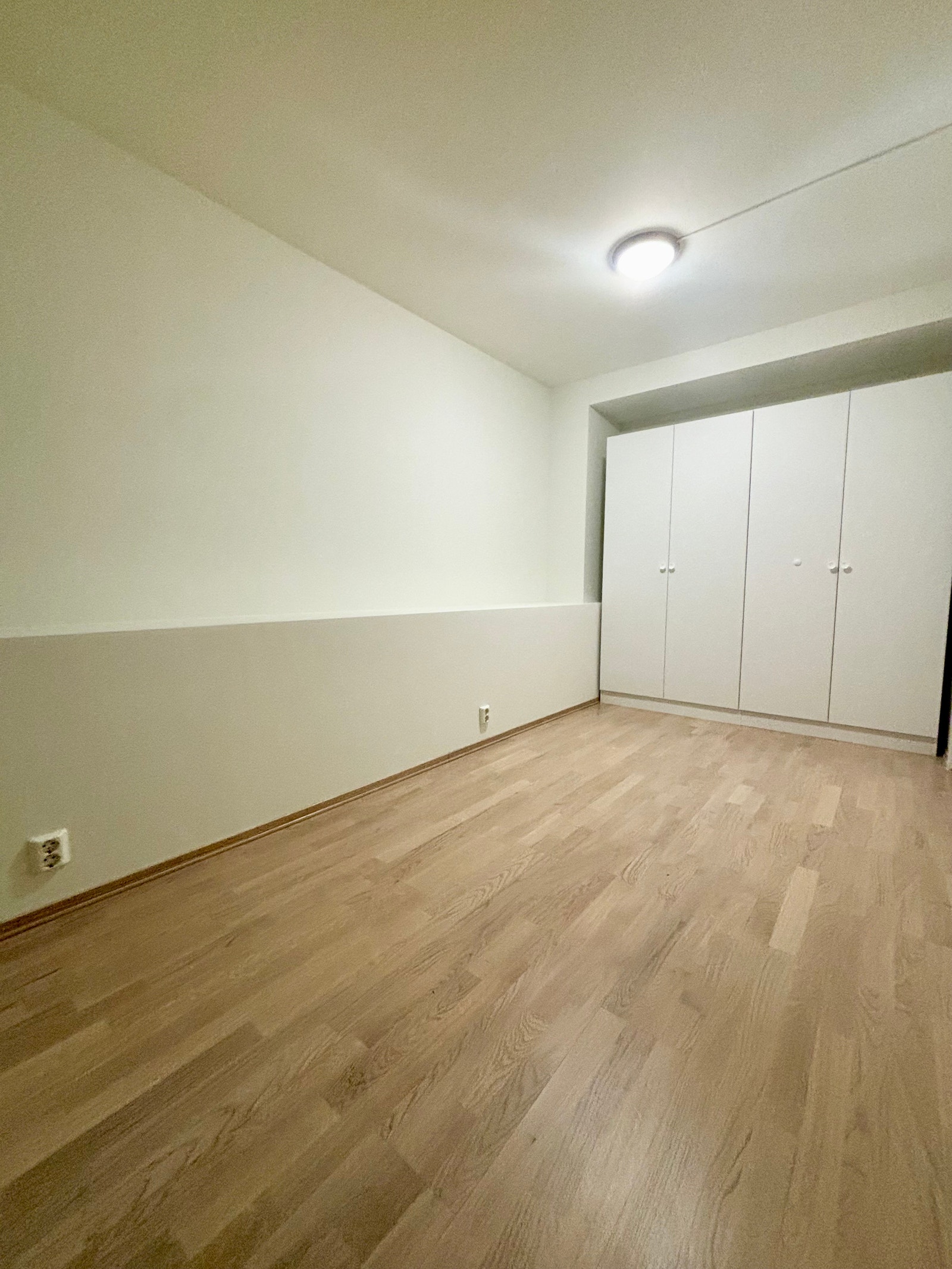 Soverom med skap Galleribilde