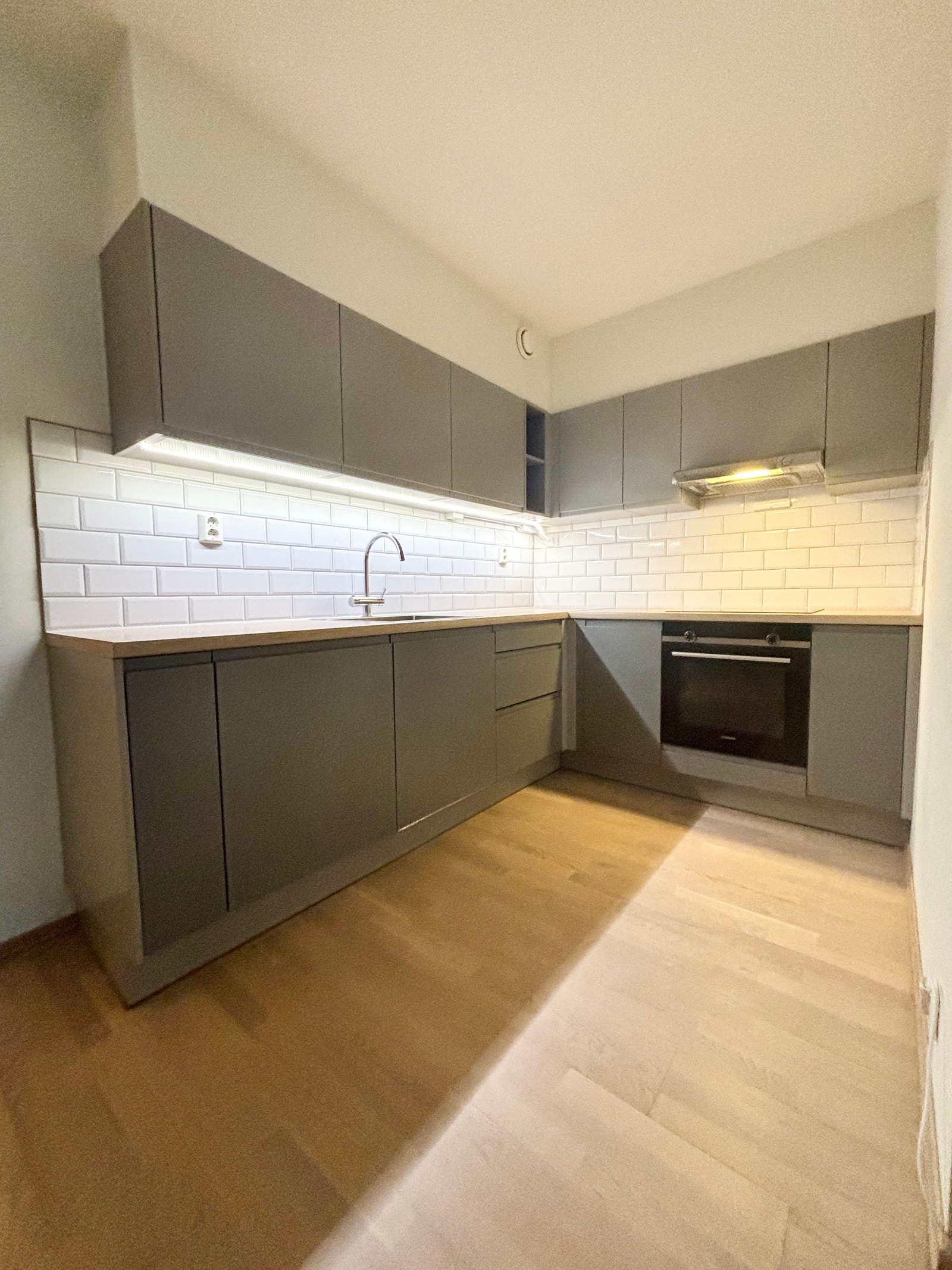 Kjøkken med alle hvitevarer Galleribilde