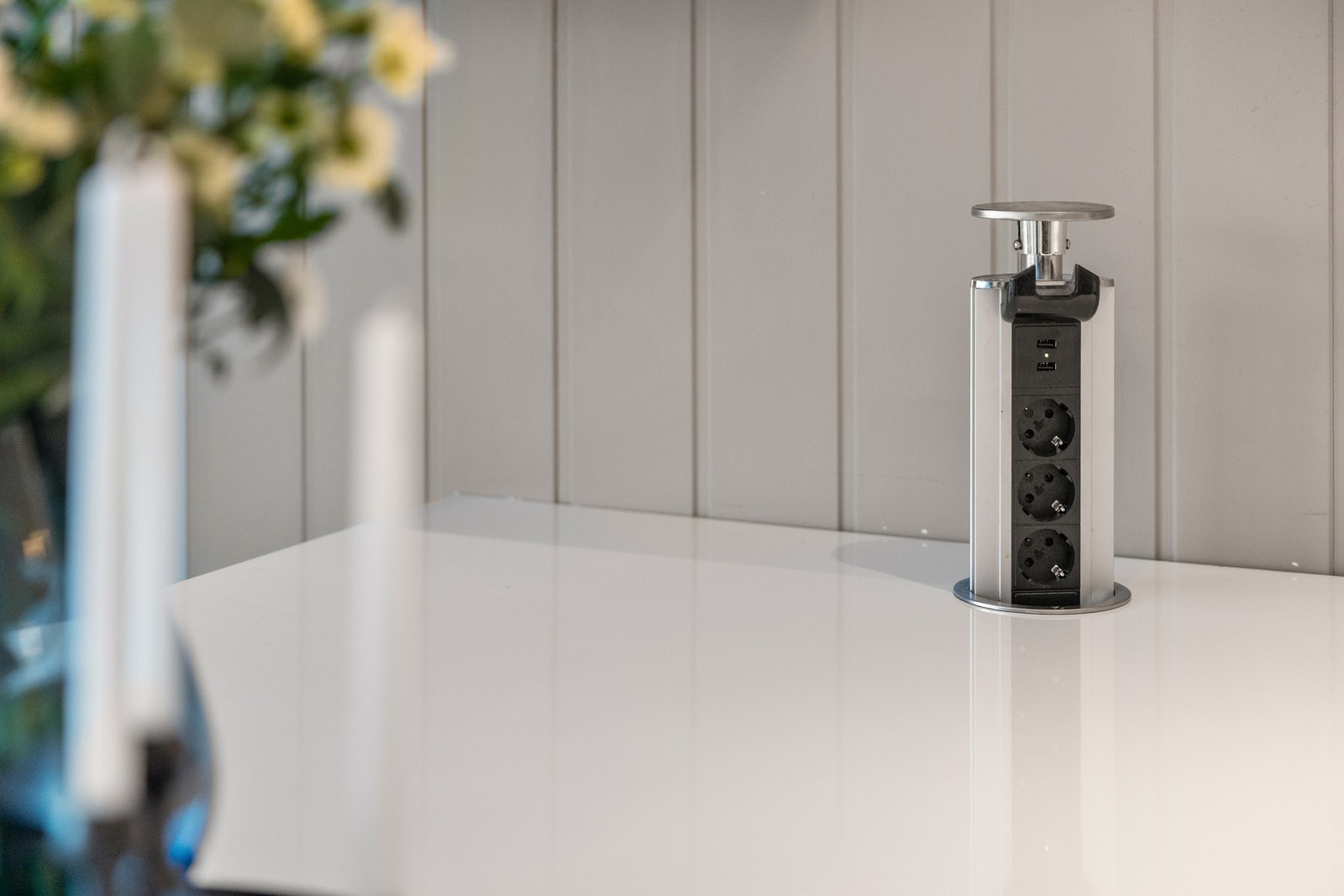 2 stk pop opp søyler med 3 stk jordet stikk og 2 stk USB i hver. Nytt i 2016/2017. Galleribilde