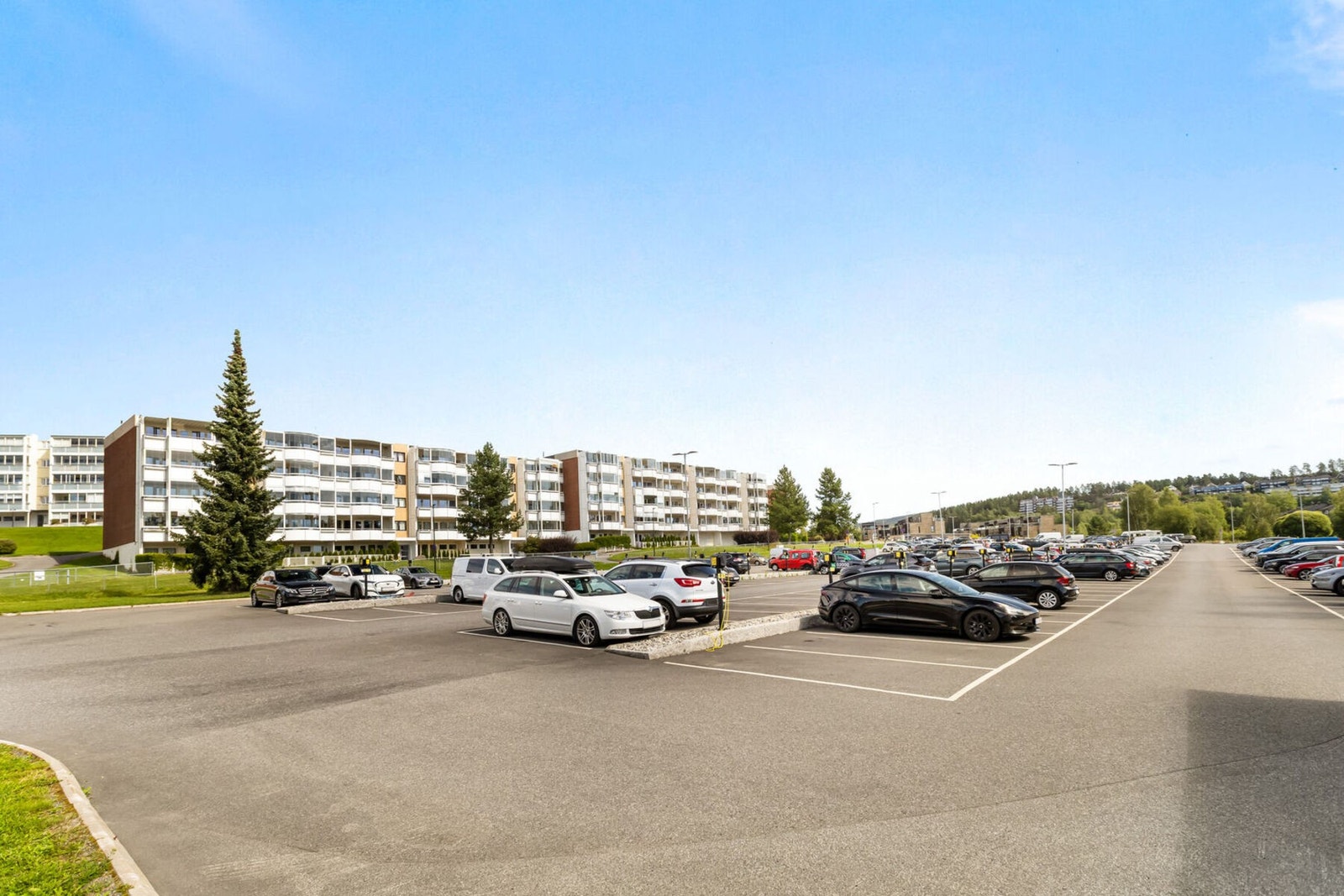 Det medfølger parkeringsplass med lader. Galleribilde