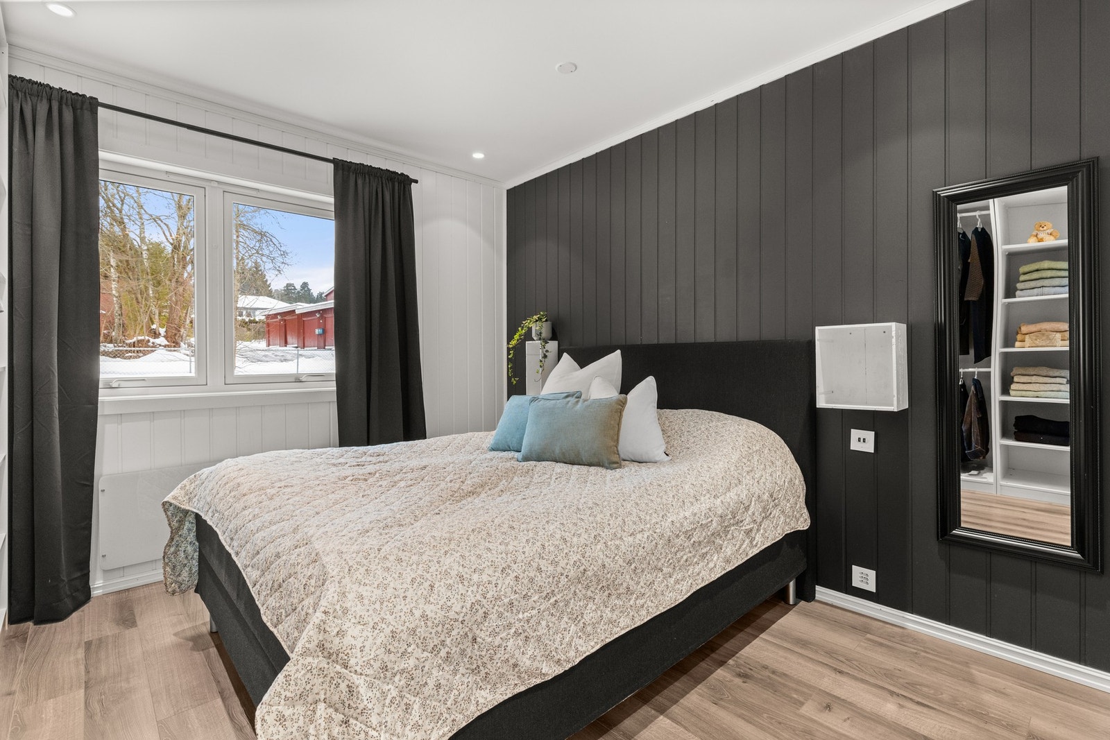 Her får du god plass til en dobbeltseng med tilhørende nattbord, samt rikelig med oppbevaring. Galleribilde