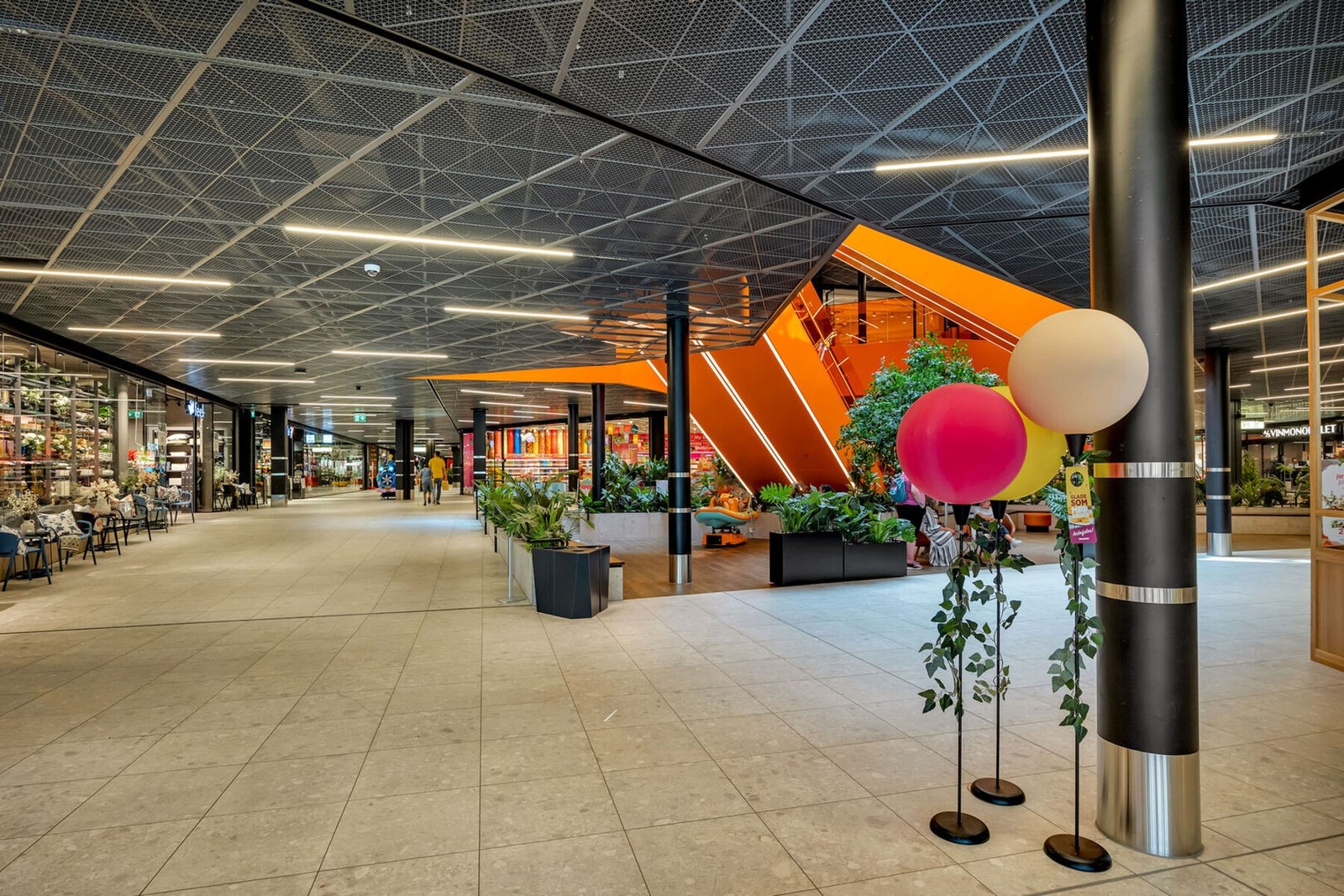 Rikelig med butikker, serveringssteder og servicetilbud på Triaden. Galleribilde