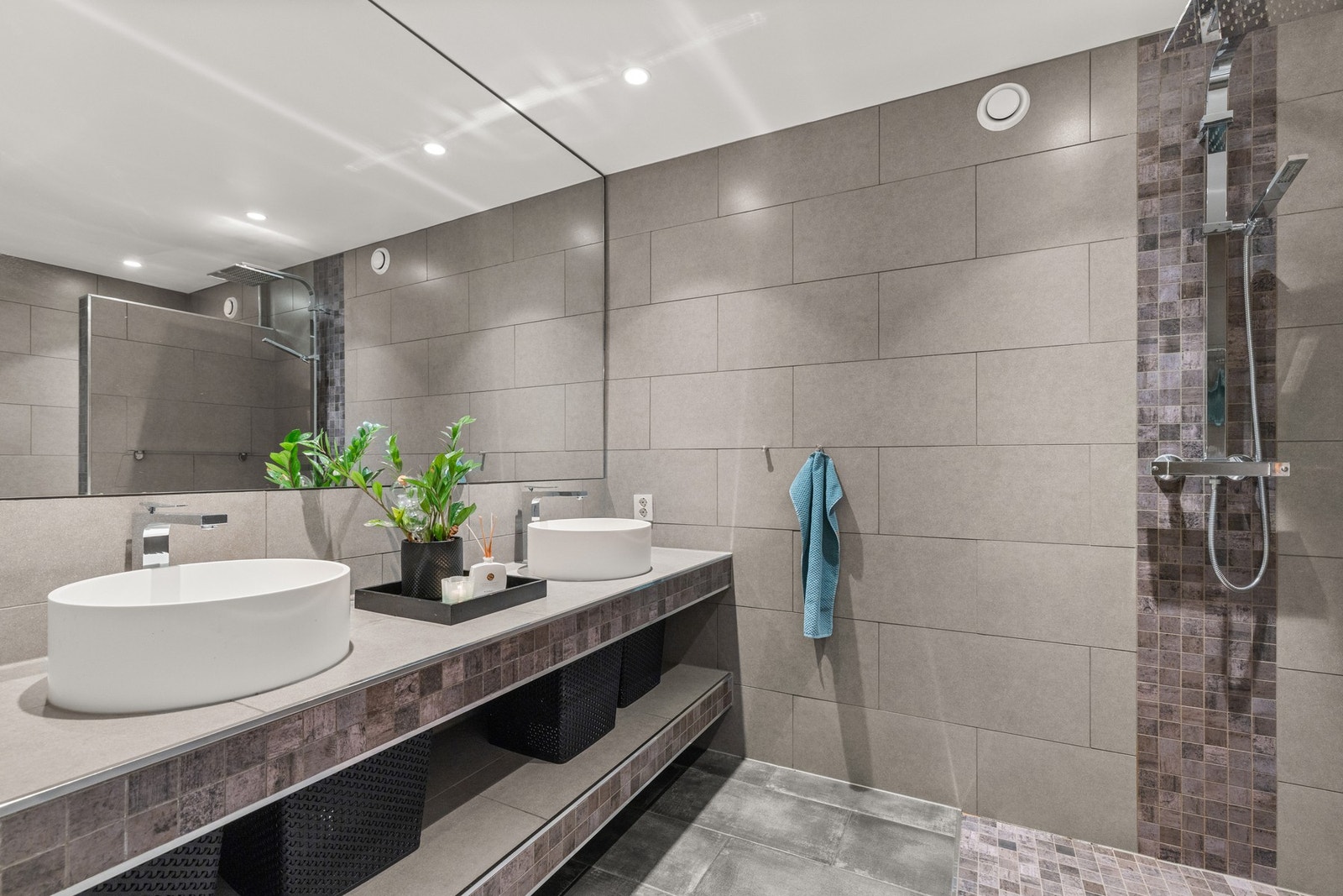 Lekkert og innbydende baderom fra 2017. Galleribilde