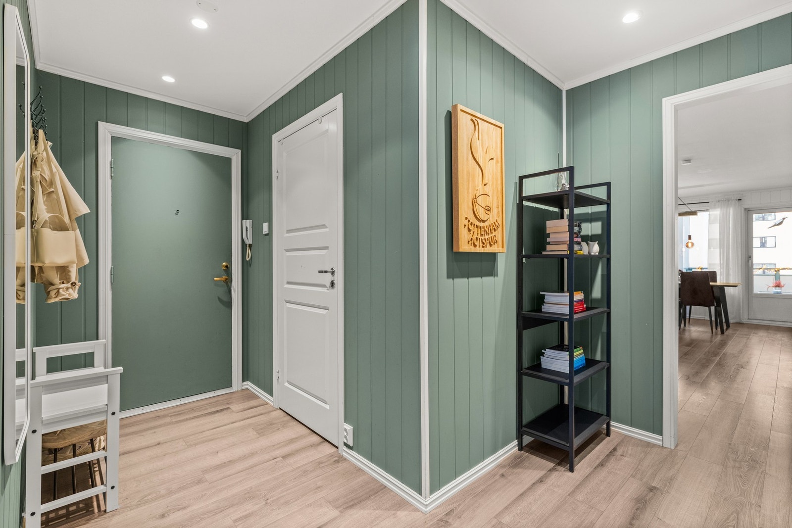 Gangen er av god størrelse, med en praktisk, innvendig bod. Galleribilde