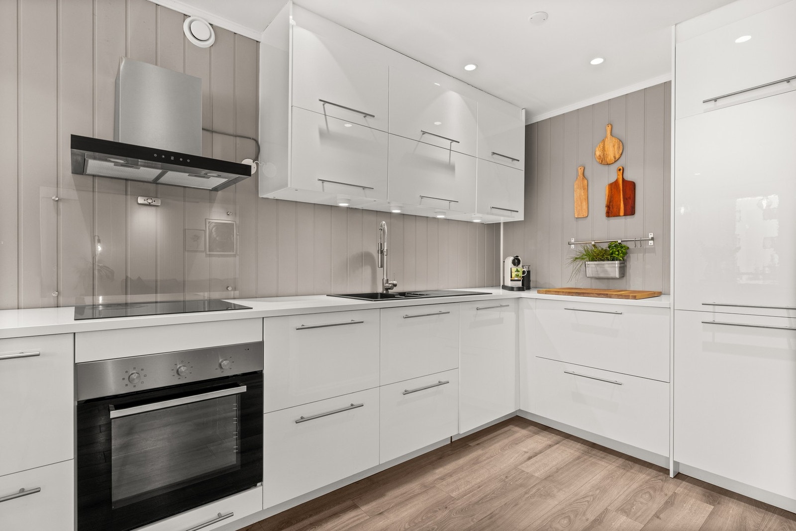 Integrert oppvaskmaskin, kjøleskap/fryseskap, stekeovn og induksjonstopp. Galleribilde