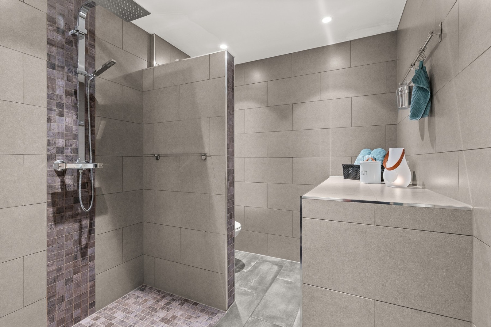 Bad ble utvidet ved at tidligere skillevegg mot separat wc ble revet. Galleribilde