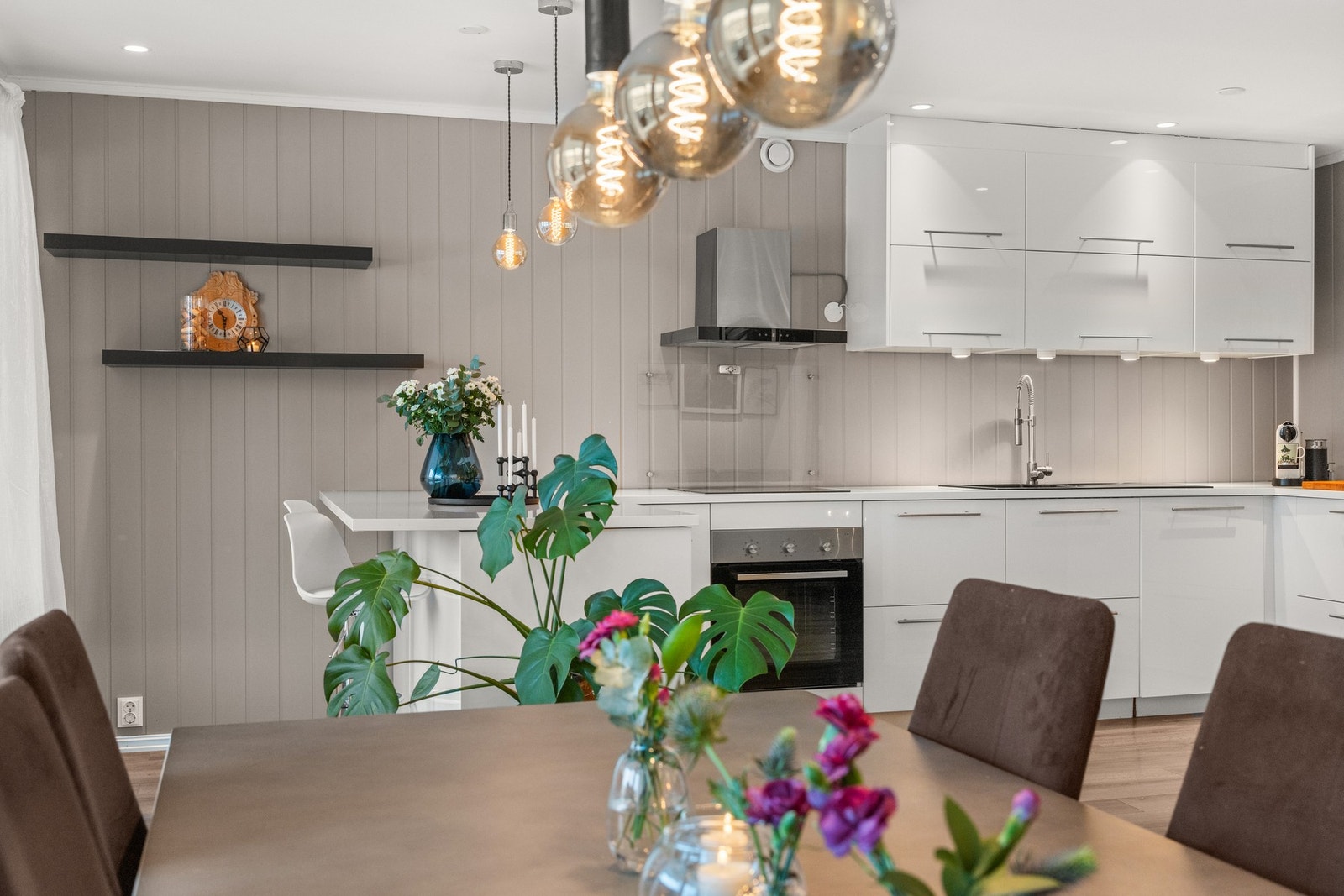 Åpen og sosial stue- og kjøkkenløsning. Galleribilde