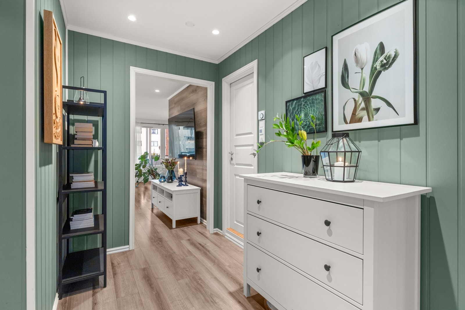 Gangen fungerer som knutepunkt for alle rommene i leiligheten. Galleribilde