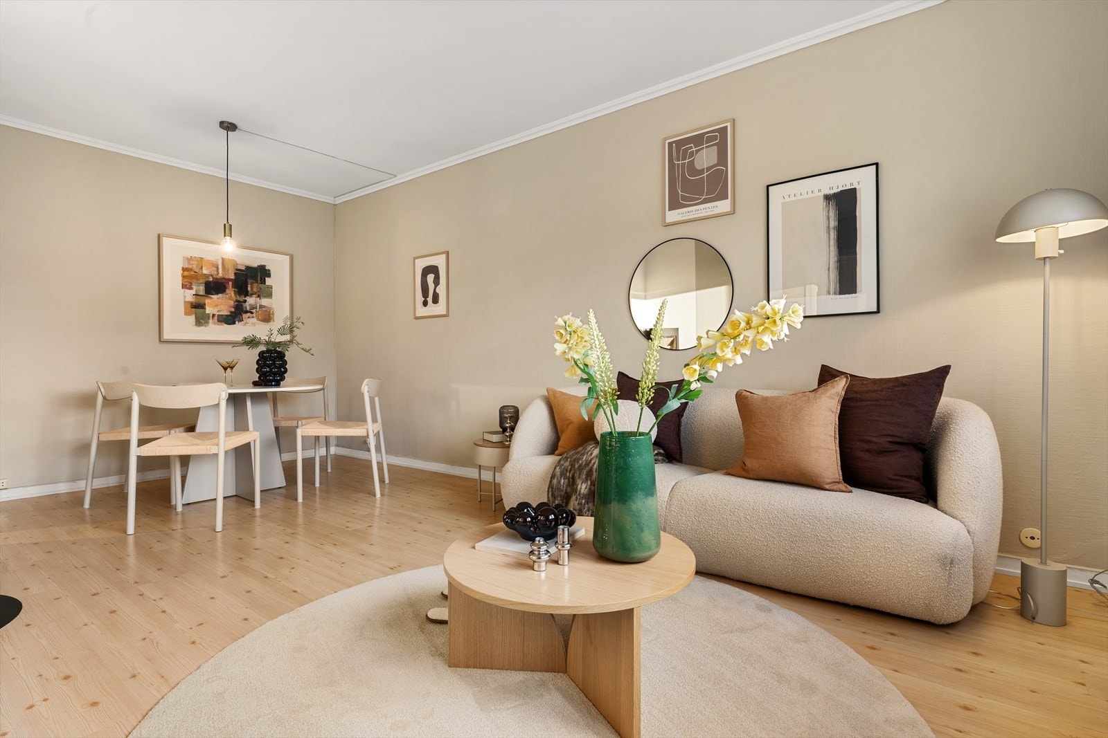 - Romslig og luftig stue på hele 19,1 m² - Galleribilde