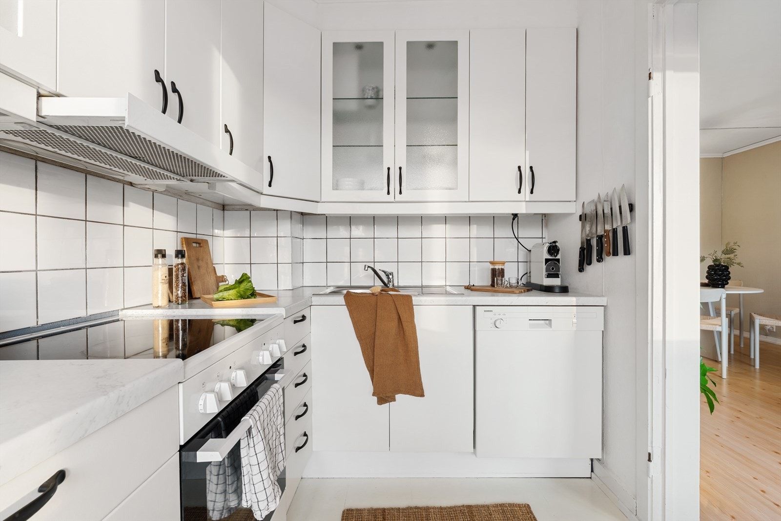 - Det er byttet hendel på kjøkkenkran i 2025 og ny komfyr i 2022 - Galleribilde