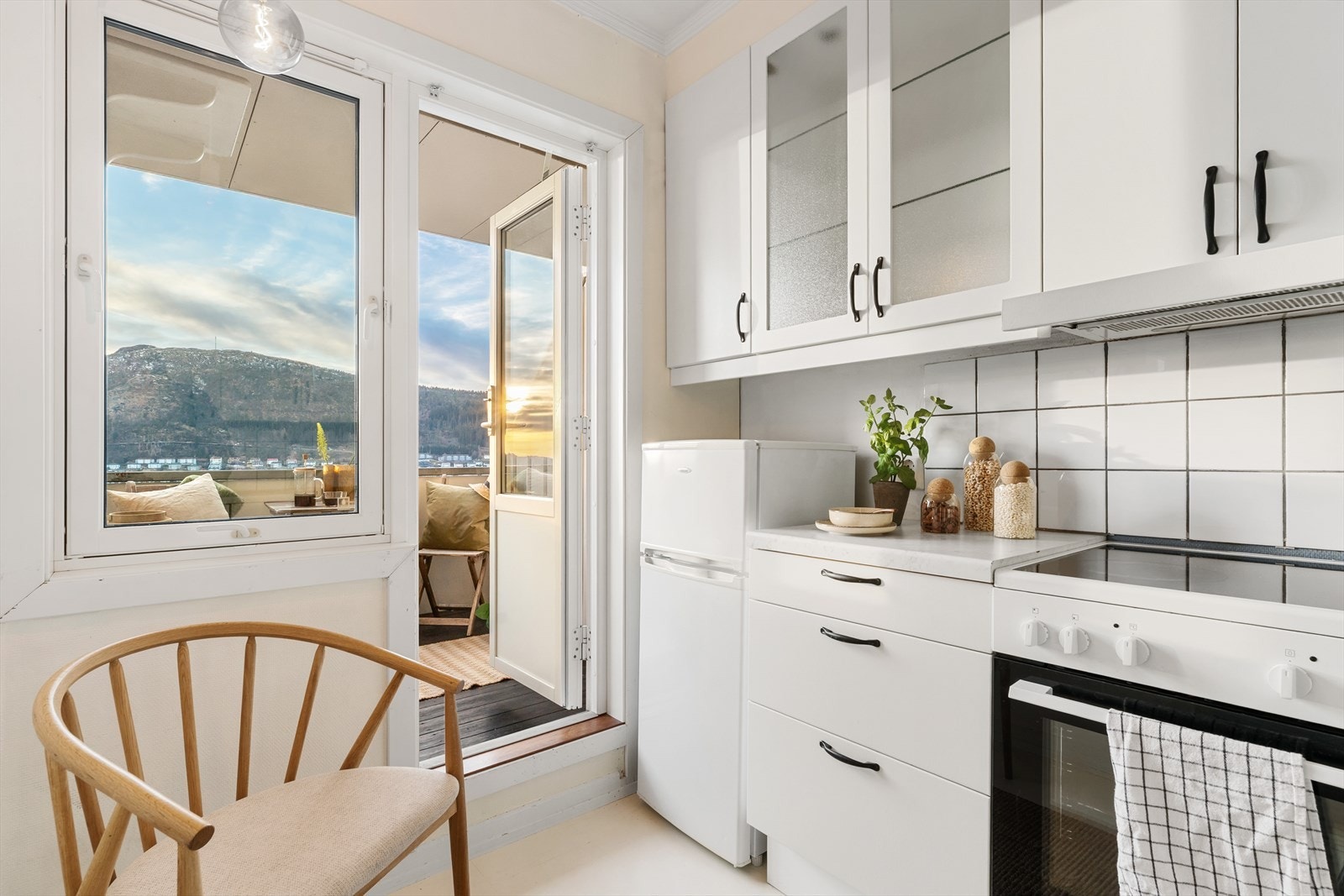 - Praktisk separat kjøkken med direkte adkomst til balkongen - Galleribilde