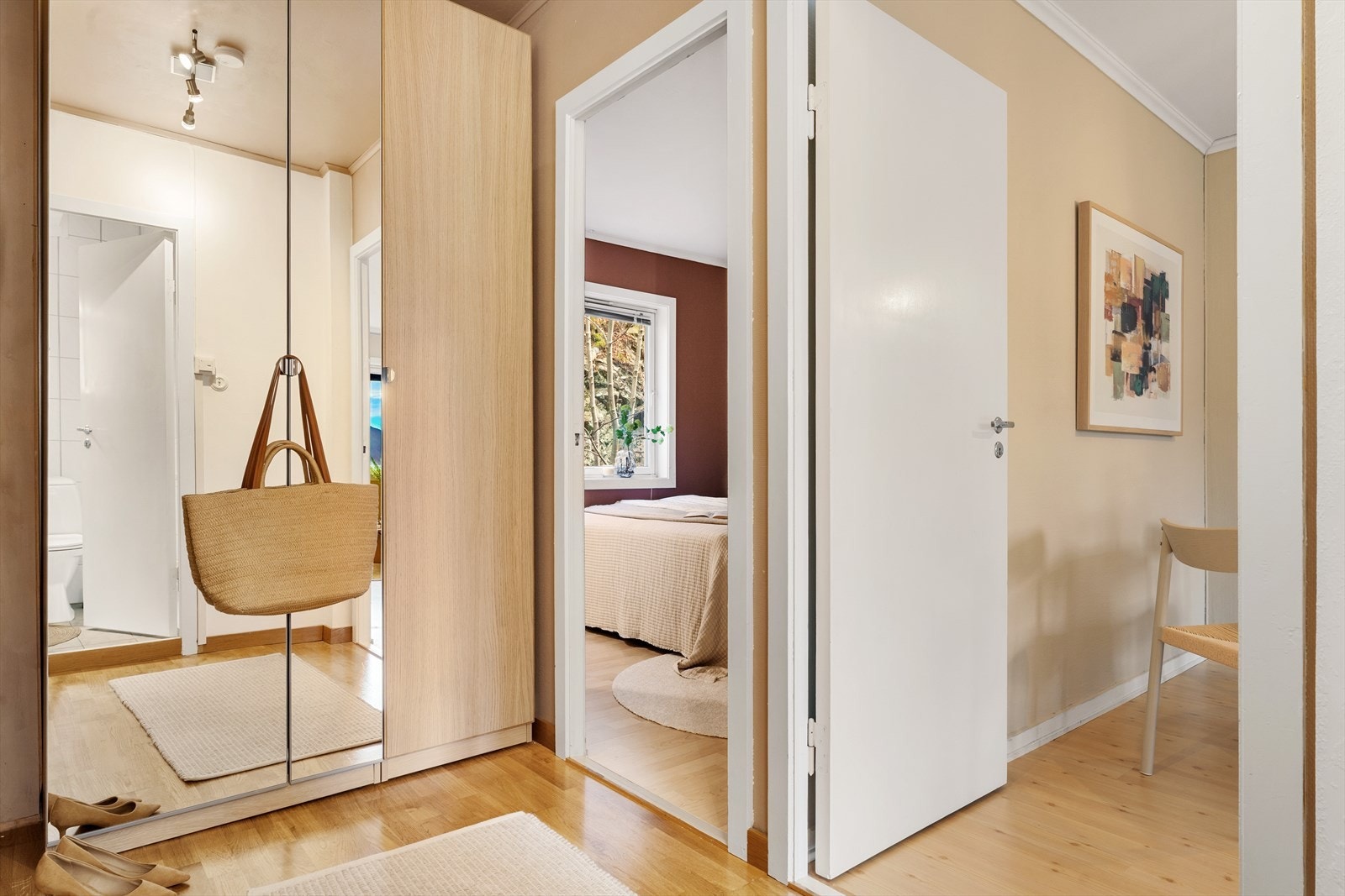 - Lys og innbydende entré med gode oppbevaringsplass - Galleribilde