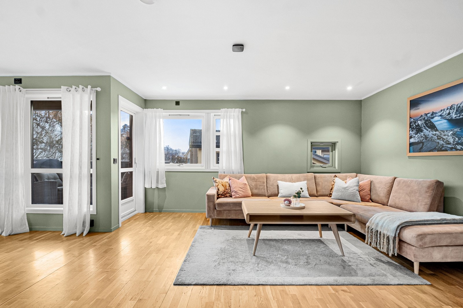 Vi beveger oss videre inn i en lys og innbydende stue. Galleribilde